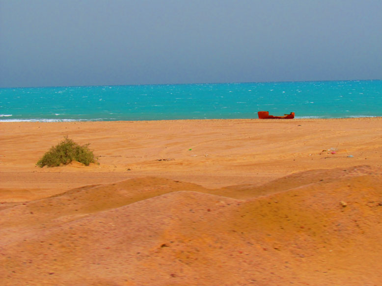 el mar rojo, que lo unico que tiene de rojo es la barca